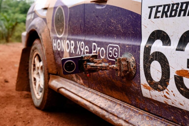 HONOR X9e Pro mounted on a rally car in the TERBANG brand film